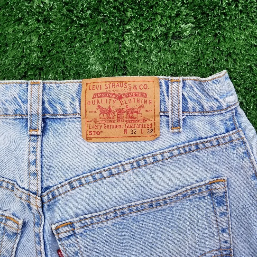 Vintage Levi's 570 Jeans Mens 32x32 Light Blue Baggy Fit Denim  90s